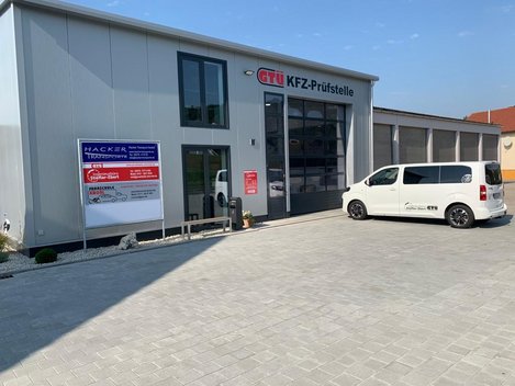 DIe Prüfstelle in Volsbach mit einem PKW davor.