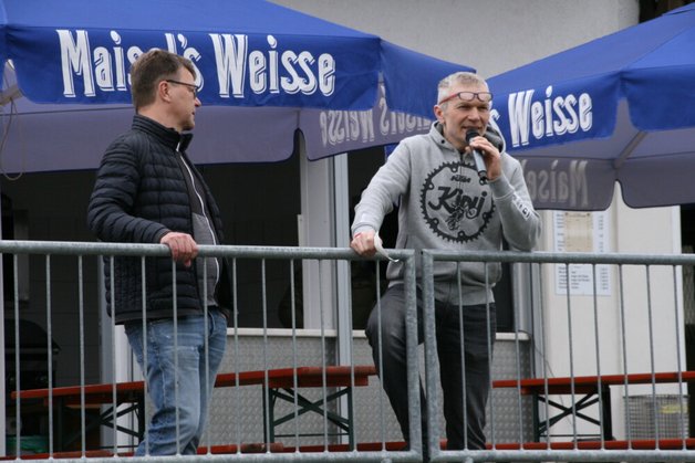 Herr Josef Stiefler-Ebert begrüßt die Teilnehmer der Laufchallenge in Michelfeld