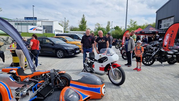 Verschiedene Motorräder und Besucher beim Testival in der Prüfstelle Auerbach.