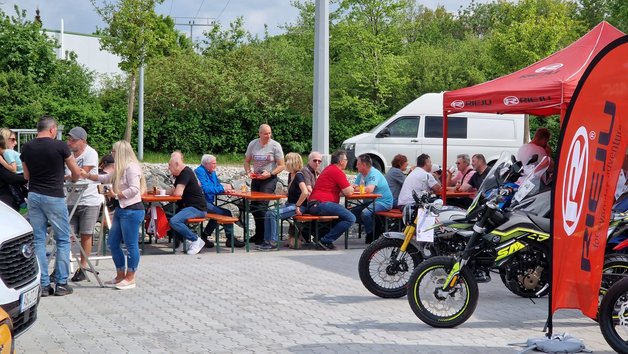 Verschiedene Motorräder und Besucher beim Testival in der Prüfstelle Auerbach.