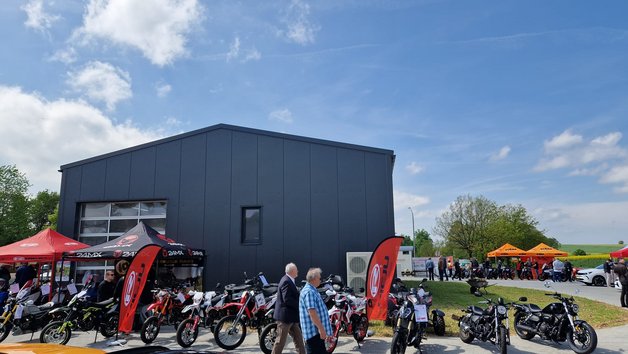 Verschiedene Motorräder und Besucher beim Testival in der Prüfstelle Auerbach.