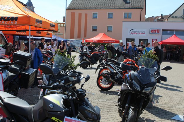Verschiedene Motorräder, die beim Testival ausgestellt werden.