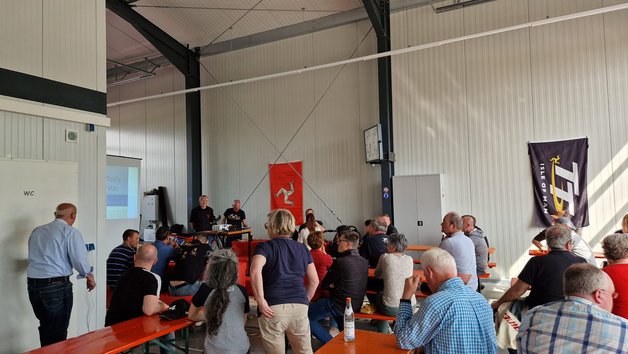 Besucher bei einem Vortrag in der Prüfhalle.