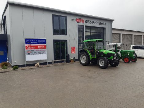 Schlepper stehen vor der Prüfstelle in Volsbach.