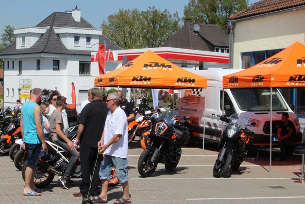 Besucher des Testivals, die Motorräder betrachten.