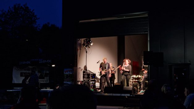 Eine Band spielt abends beim Testival.