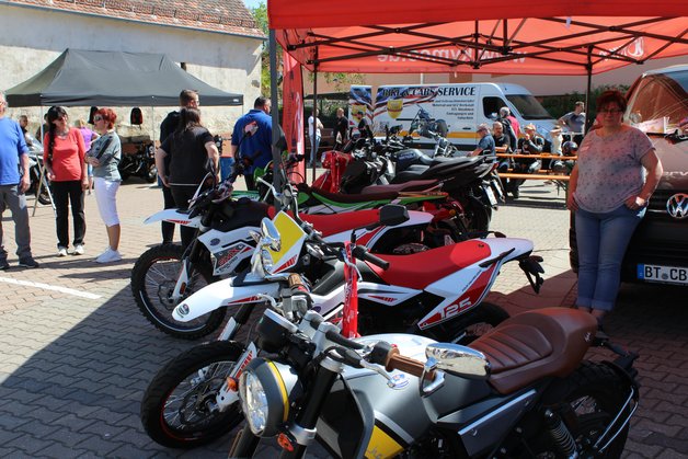 Verschiedene Motorräder, die beim Testival ausgestellt wurden.